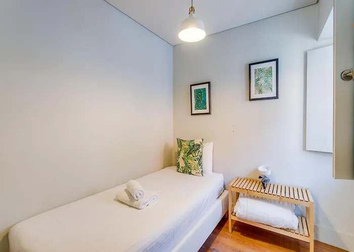 Akicity Cais Sodre Wish * Lisbon